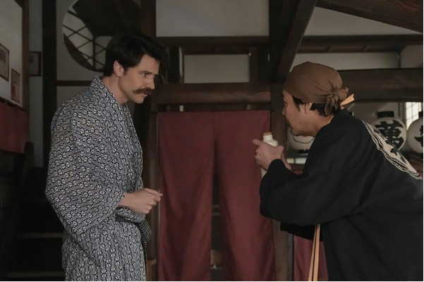 牛乳を売りに来た司之介と、購入するヘブンさん