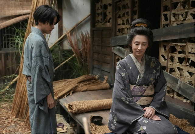 あばら屋で暮らす三之丞とタエ