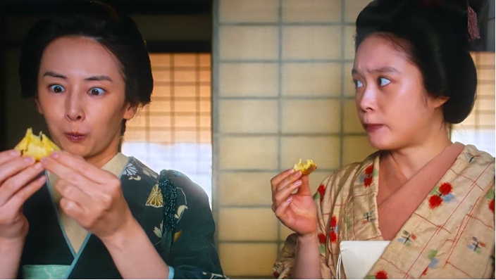 パイナップルを食べるタエとトキ