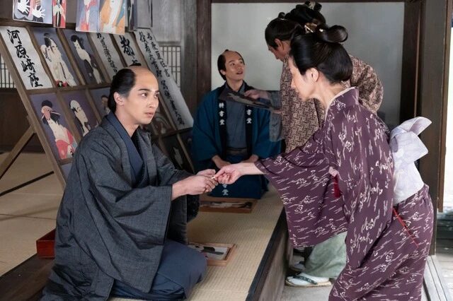 考察する町人、大崎さん