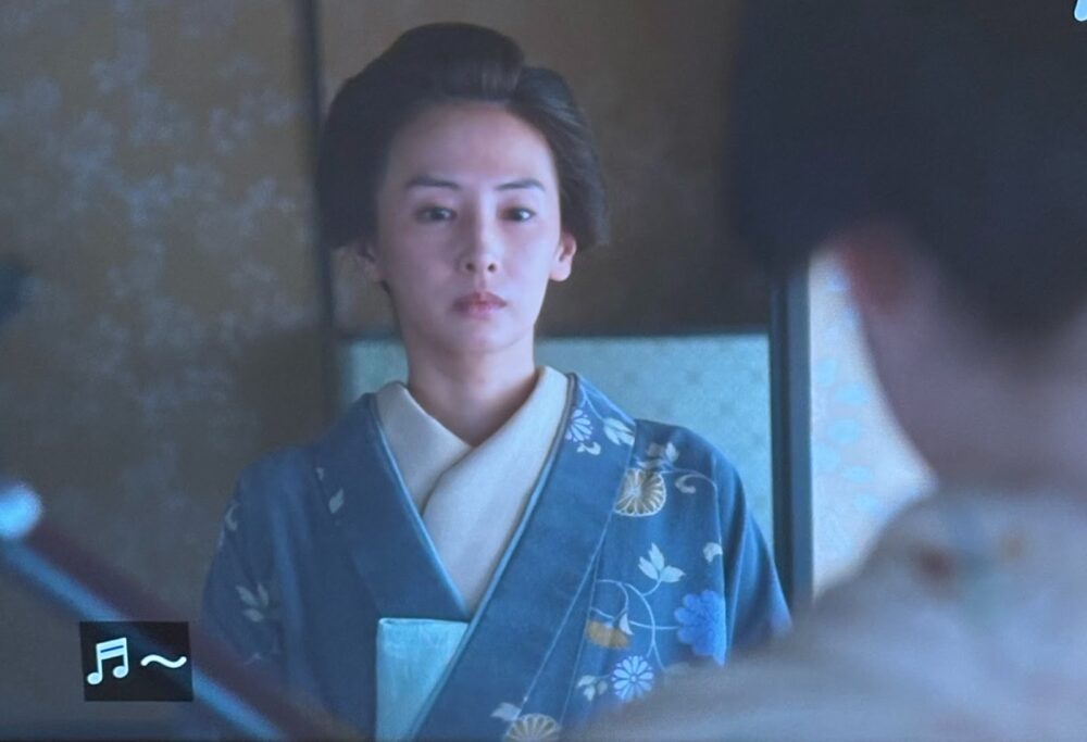 三味線を指導するタエ