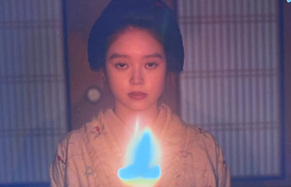 演出 ろうそく 暗い部屋 語り部のトキ