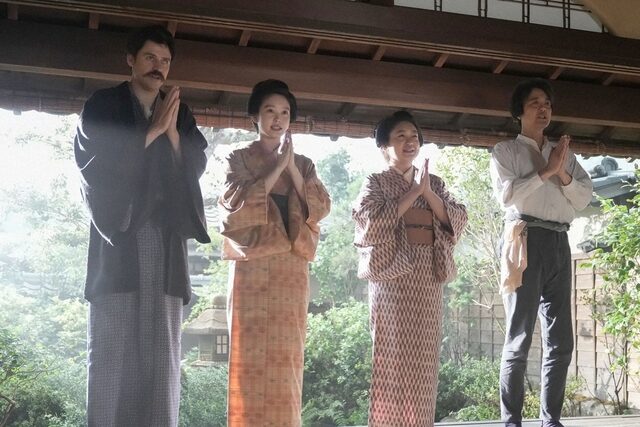 柏手を打つ　ヘブン一家