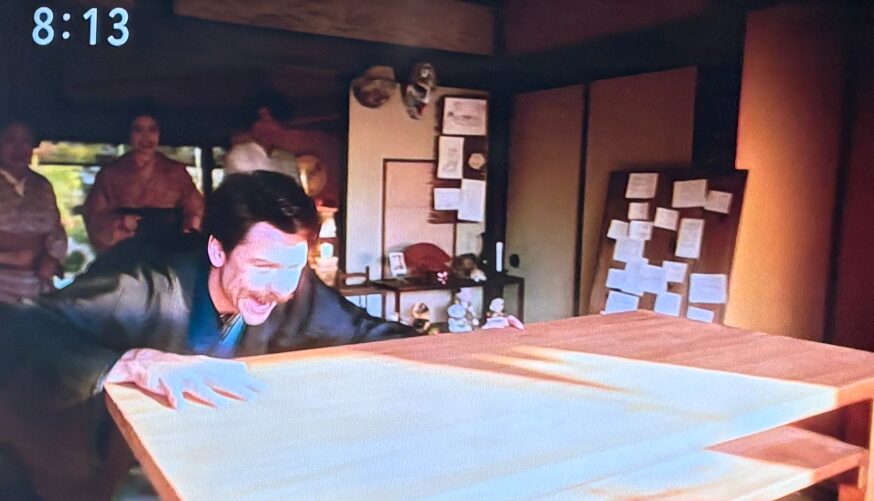 ヘブンへ　プレゼント　机